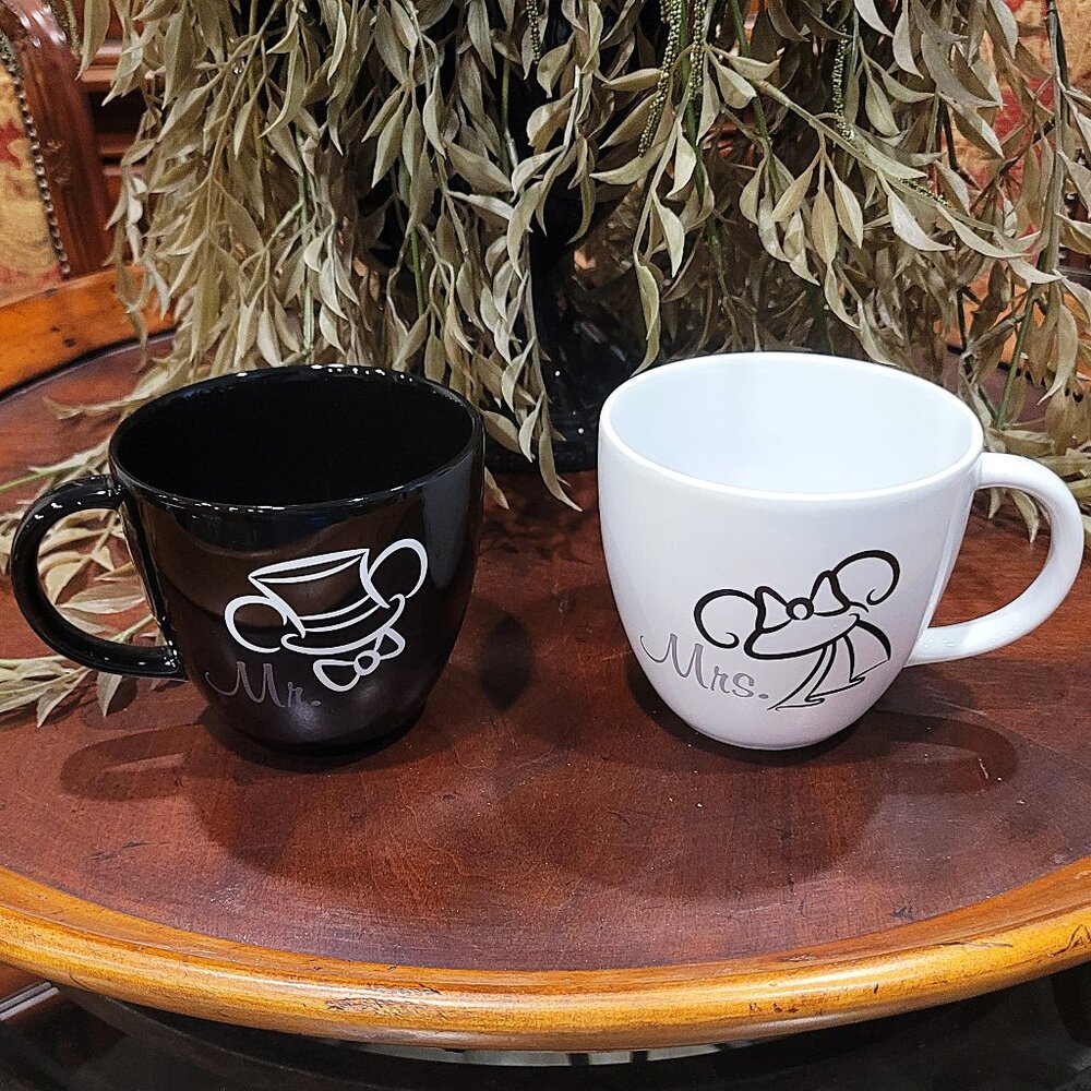 Disney Parks MR & MRS Mickey Minnie Mouse Bride And Groom Coffee Mug Set